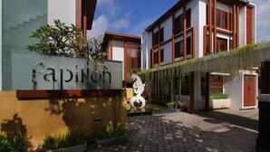 Un edificio moderno con un letrero que dice "Papilon".
