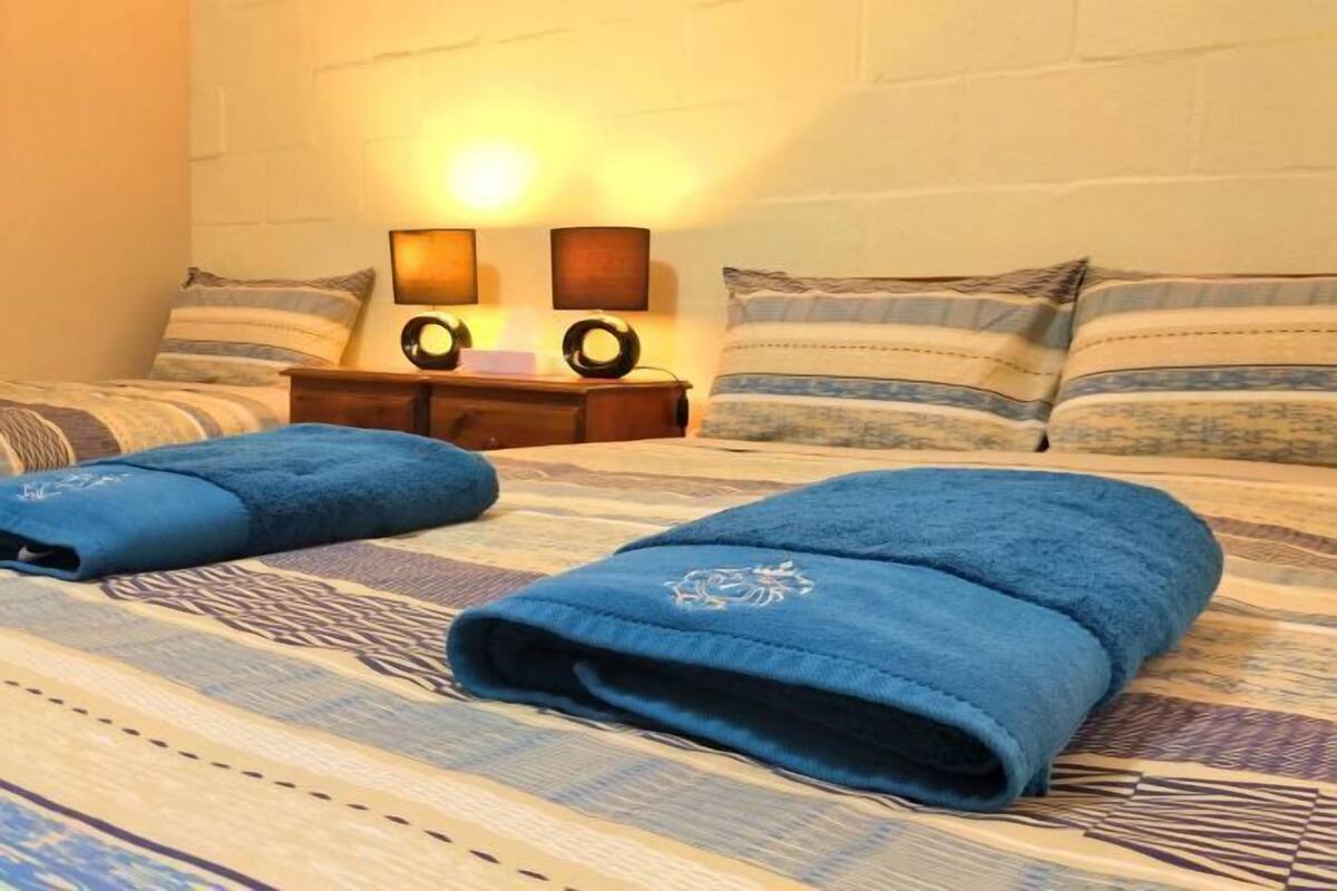 Escritorio, cortinas blackout y tabla de planchar con plancha 