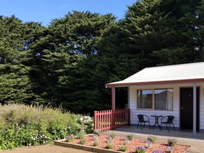 Comfort Queen Bed Room Non Pet Friendly | Courtyard view