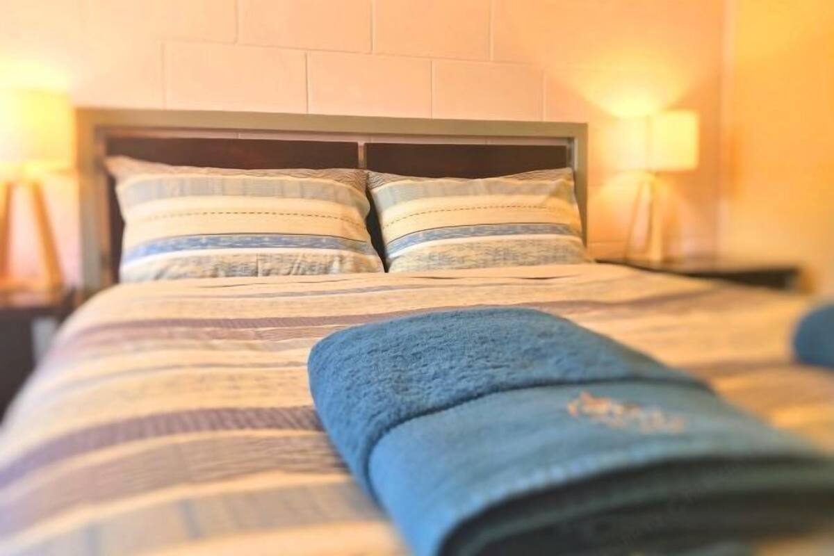 Escritorio, cortinas blackout y tabla de planchar con plancha 