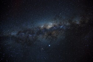 A starry night sky with a visible galaxy. - Twelve Apostles Motel & Country Retreat (Princetown)