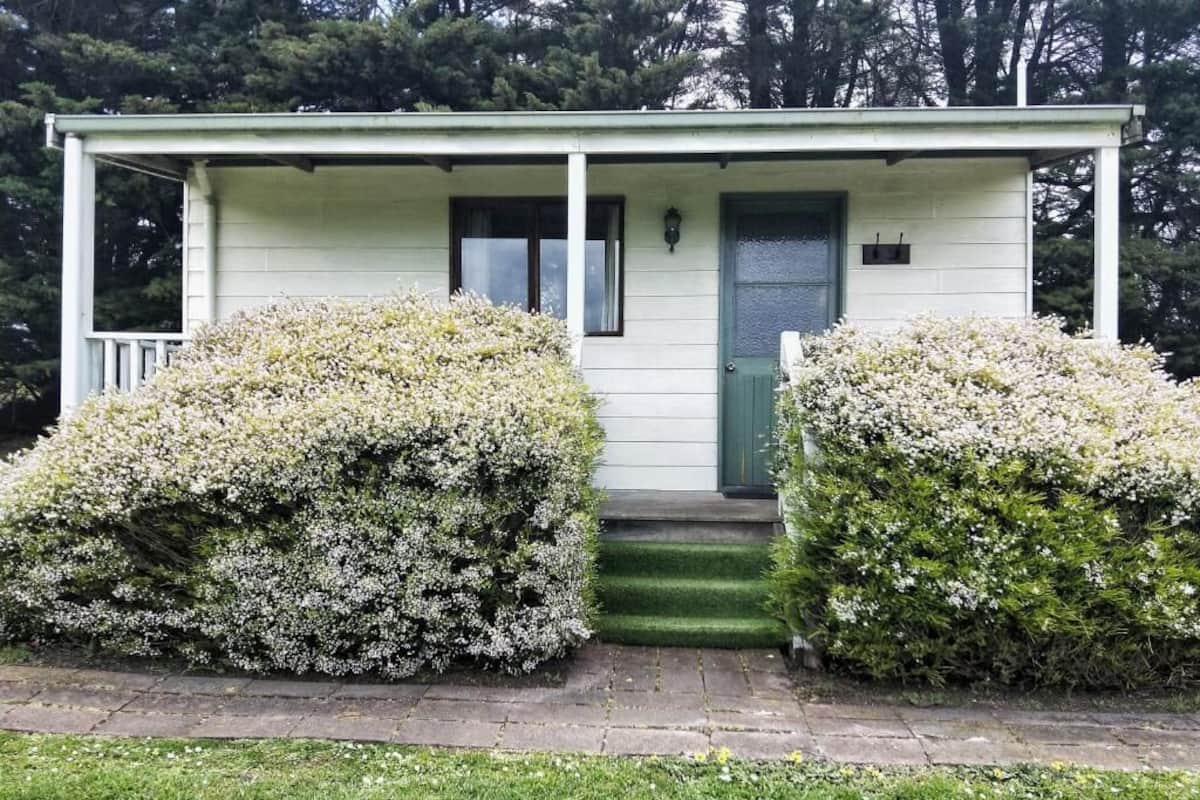 Pet Friendly Queen Bed Cottage with Country View | Garden view