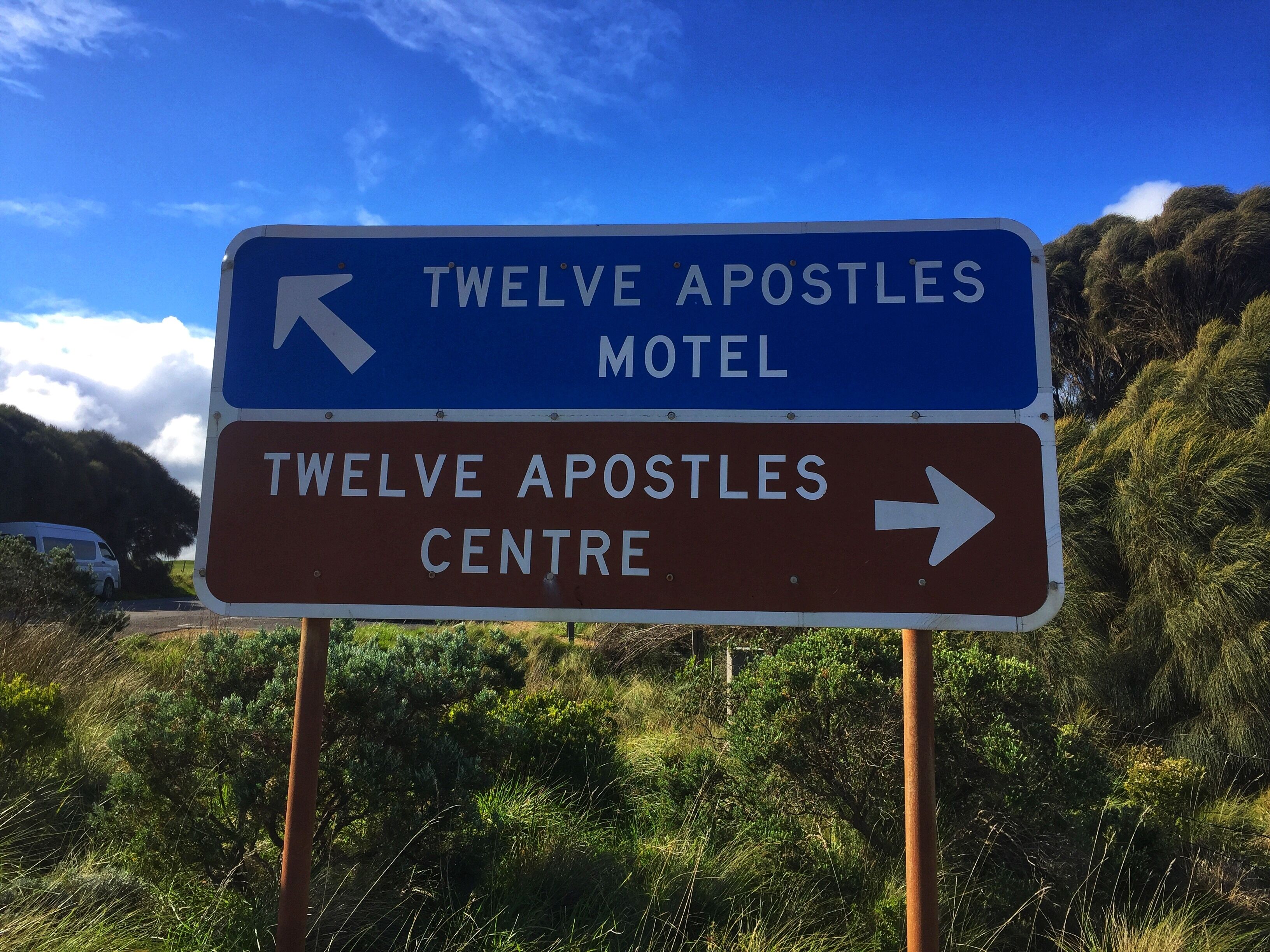 Señal direccional para el motel Twelve Apostles y el centro Twelve Apostles.