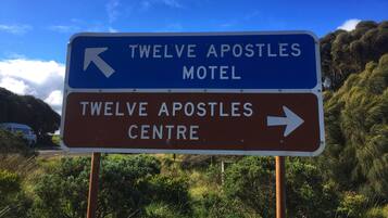 Señal direccional para el motel Twelve Apostles y el centro Twelve Apostles.
