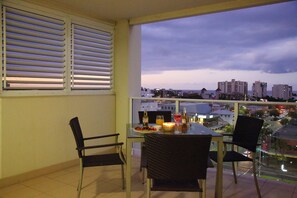 Studio, 1 Queen Bed | Balcony