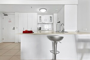 Frigorífico, microondas, cafetera o tetera y hervidor eléctrico