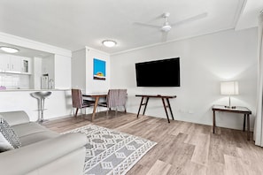 Huoneisto (Two Bedroom Apartment) | Oleskelualue | 32–tuumainen taulutelevisio, jossa kaapelikanavat