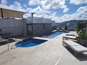 Outdoor pool, pool loungers - Cairns Central Plaza Apartment Hotel (Cairns)