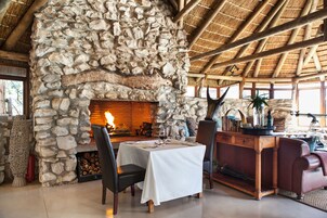 供应早餐、午餐和晚餐，国际美食，花园景观