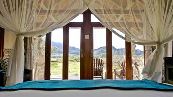 2 bedrooms, premium bedding, free minibar, in-room safe