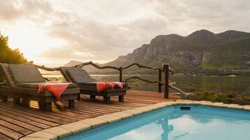 Alberca al aire libre y camastros