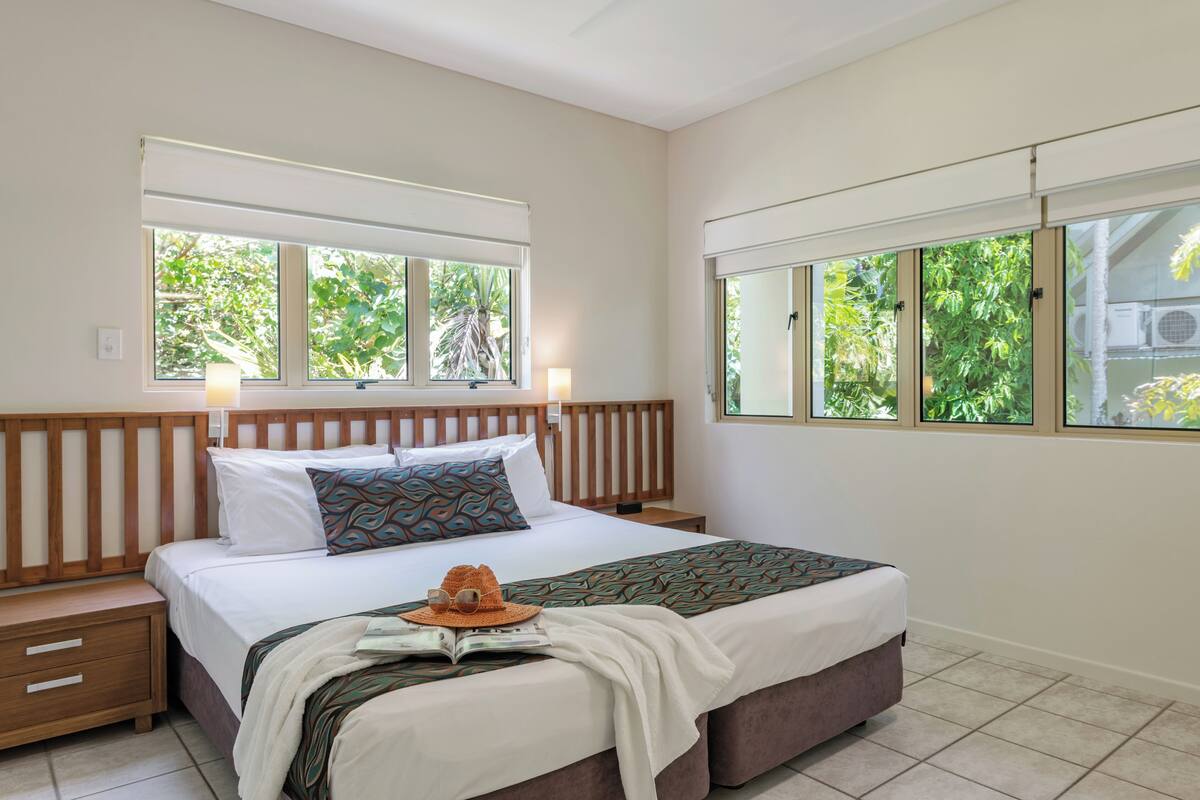 Premium bedding, in-room safe, desk, blackout drapes