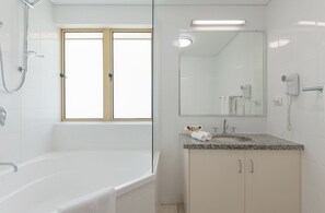Deep-soaking bathtub, rainfall showerhead, free toiletries, hair dryer - Silkari Reflections of Port Douglas (Port Douglas)
