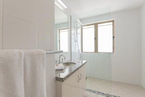 Deep-soaking bathtub, rainfall showerhead, free toiletries, hair dryer - Silkari Reflections of Port Douglas (Port Douglas)