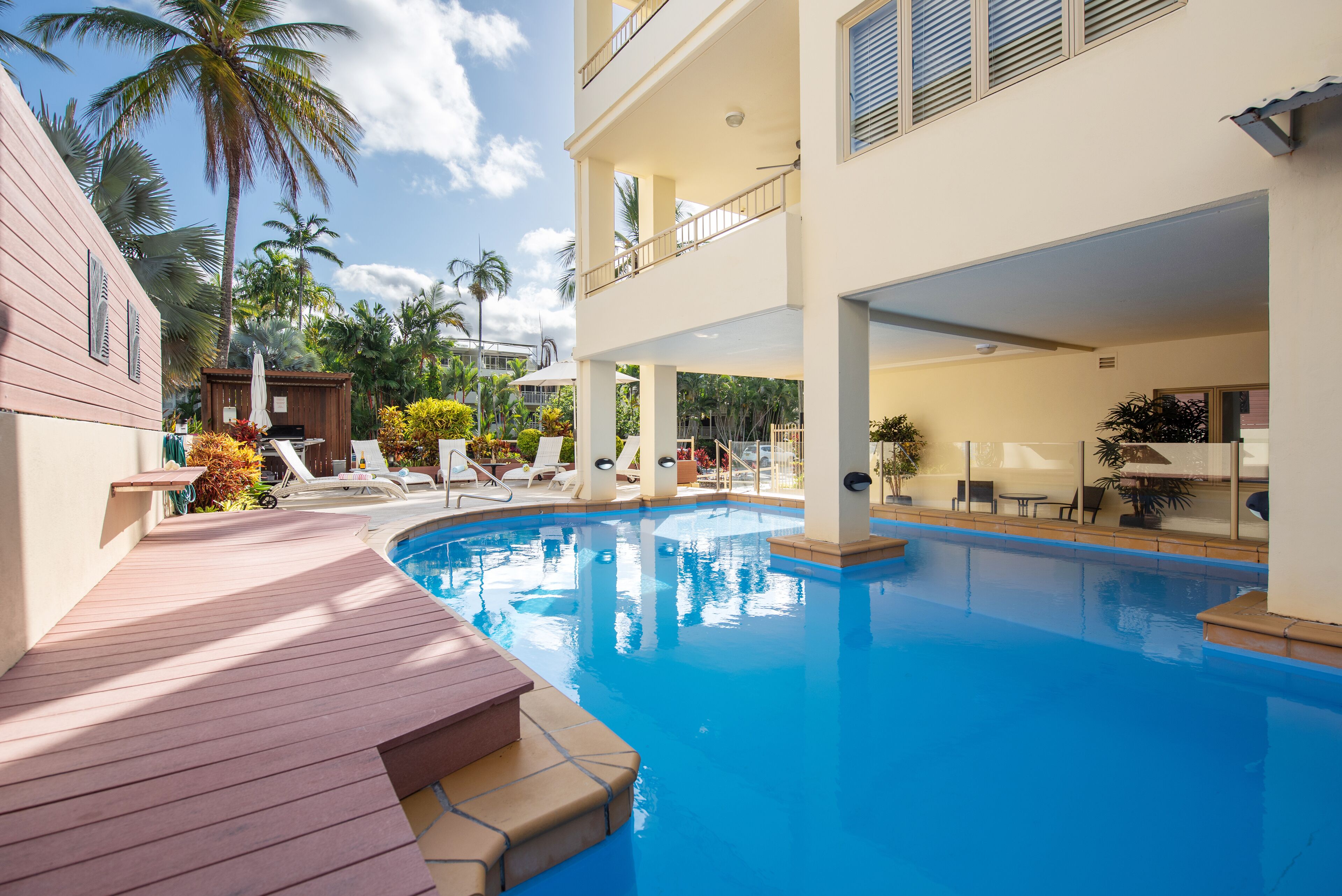 Alberca al aire libre, sombrillas en la alberca y camastros 