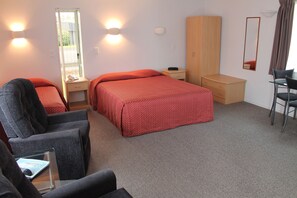 Studio Deluks | Area keluarga | TV layar datar