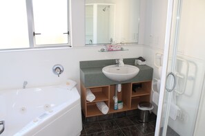 Deluxe Two Bedroom | Bathroom | Hair dryer, towels - Riverview Motel (Whanganui)