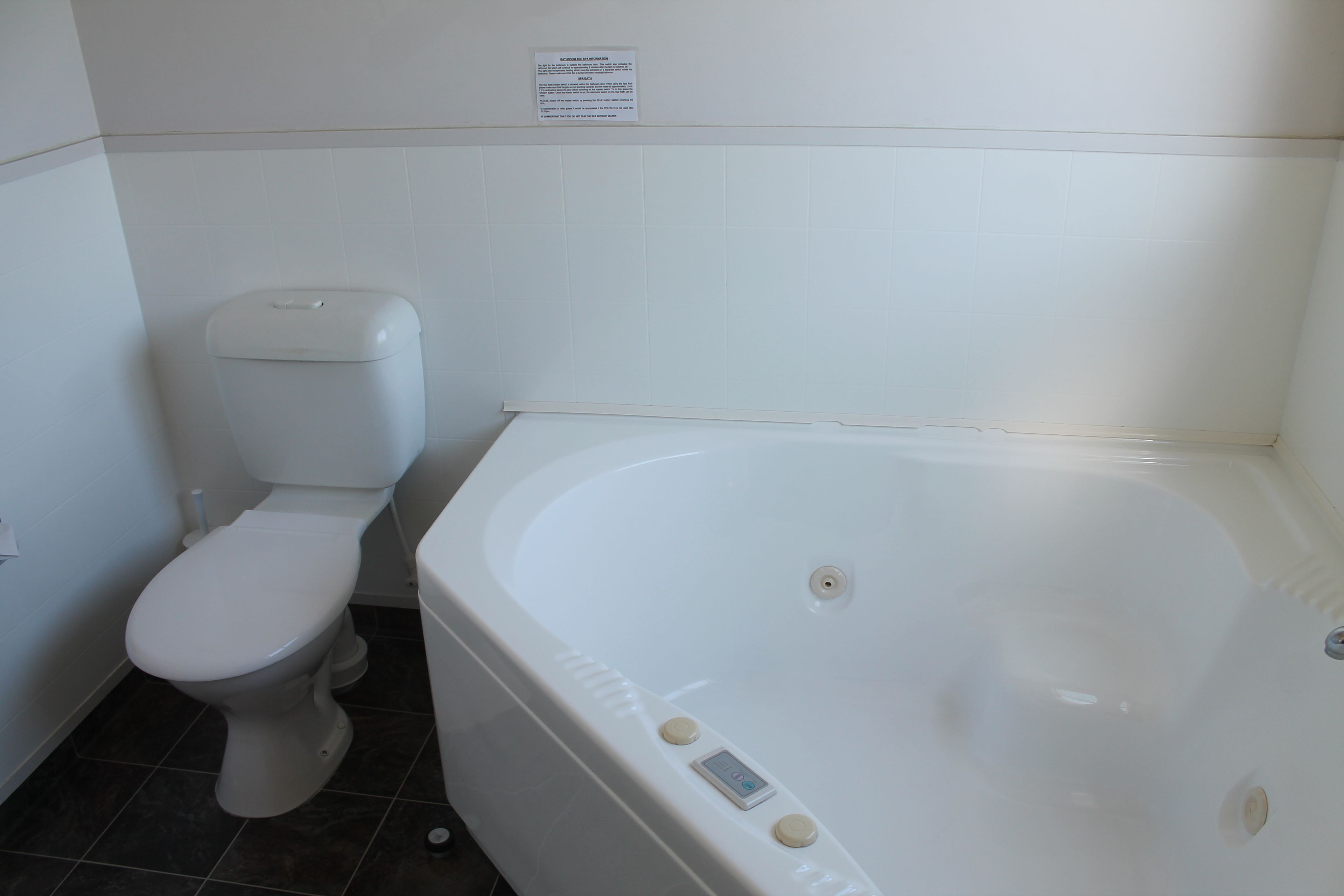Un baño con inodoro y bañera.