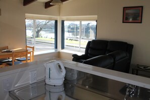 客房, 河景 | 起居区 | 平板电视