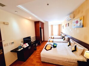 Phòng Suite dành cho gia đình, 1 phòng ngủ, quang cảnh thành phố | Minibar, két bảo mật tại phòng, bàn, phòng cách âm