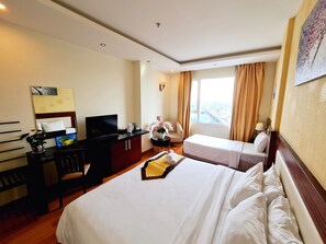 Deluxe Triple Room | Minibar, in-room safe, desk, soundproofing - Happy Life Hotel (Ho Chi Minh City)