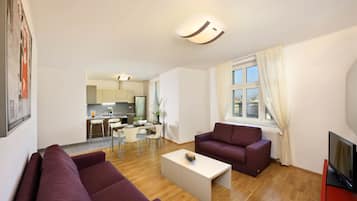 Apartemen Deluks, 3 kamar tidur, teras | Ruang keluarga | TV layar datar