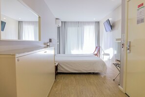 Eenvoudige driepersoonskamer | Een kluis op de kamer, een bureau, extra bedden (toeslag), gratis wifi