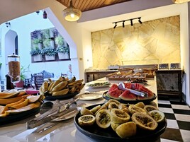 Café da manhã completo grátis todos os dias