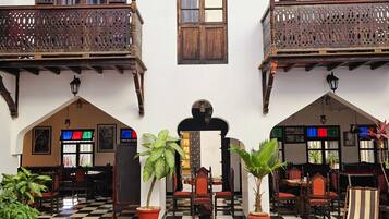 Piscine couverte, chaises longues