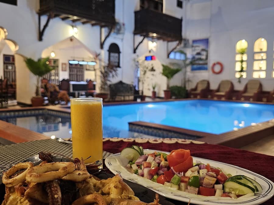 Serveert ontbijt, lunch, diner, uitzicht op het zwembad