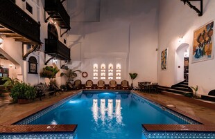 Piscina interna, espreguiçadeiras