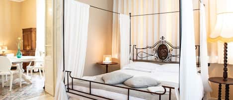 Suite, uitzicht op tuin | 1 slaapkamer, Italiaanse Frette-lakens, luxe beddengoed