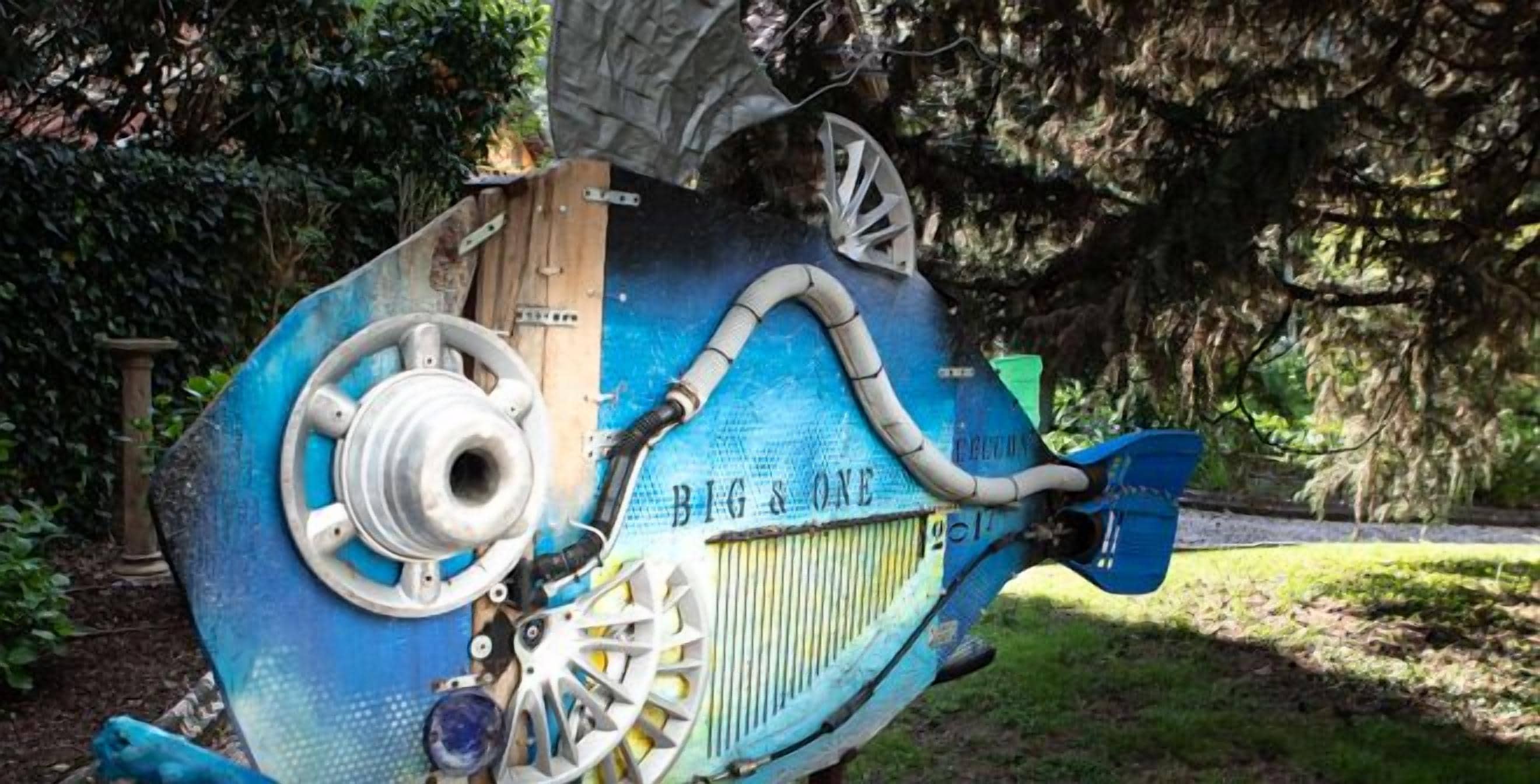 Una escultura grande y de diseño único con el texto "BIG ONE" en relieve.