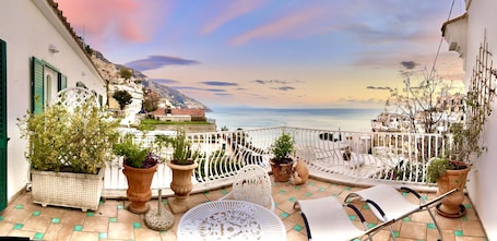 Deluxe Double Room, Terrace | 1 bedroom, down comforters, in-room safe, blackout drapes. Hotel Villa delle Palme