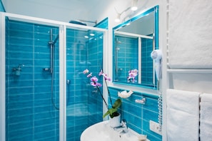 Superior Double Room, Terrace | Bathroom | Shower, free toiletries, hair dryer, bidet