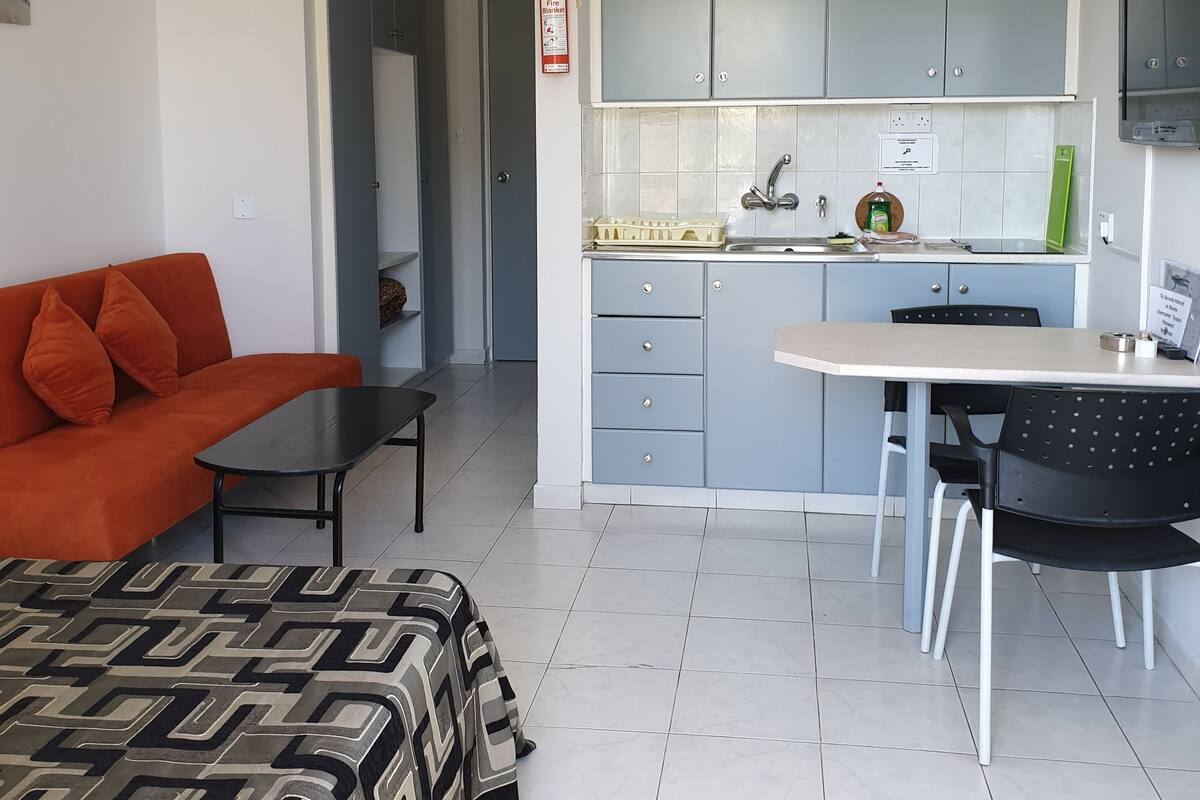 Un apartamento moderno con cocina, comedor y sala de estar.