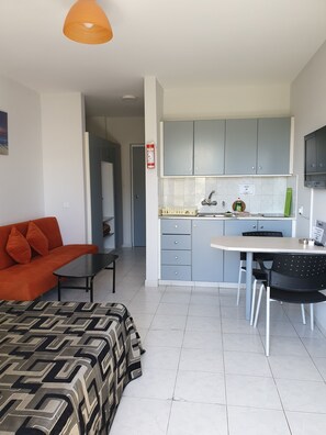 Studio (for 3) | In-room safe, iron/ironing board, free WiFi