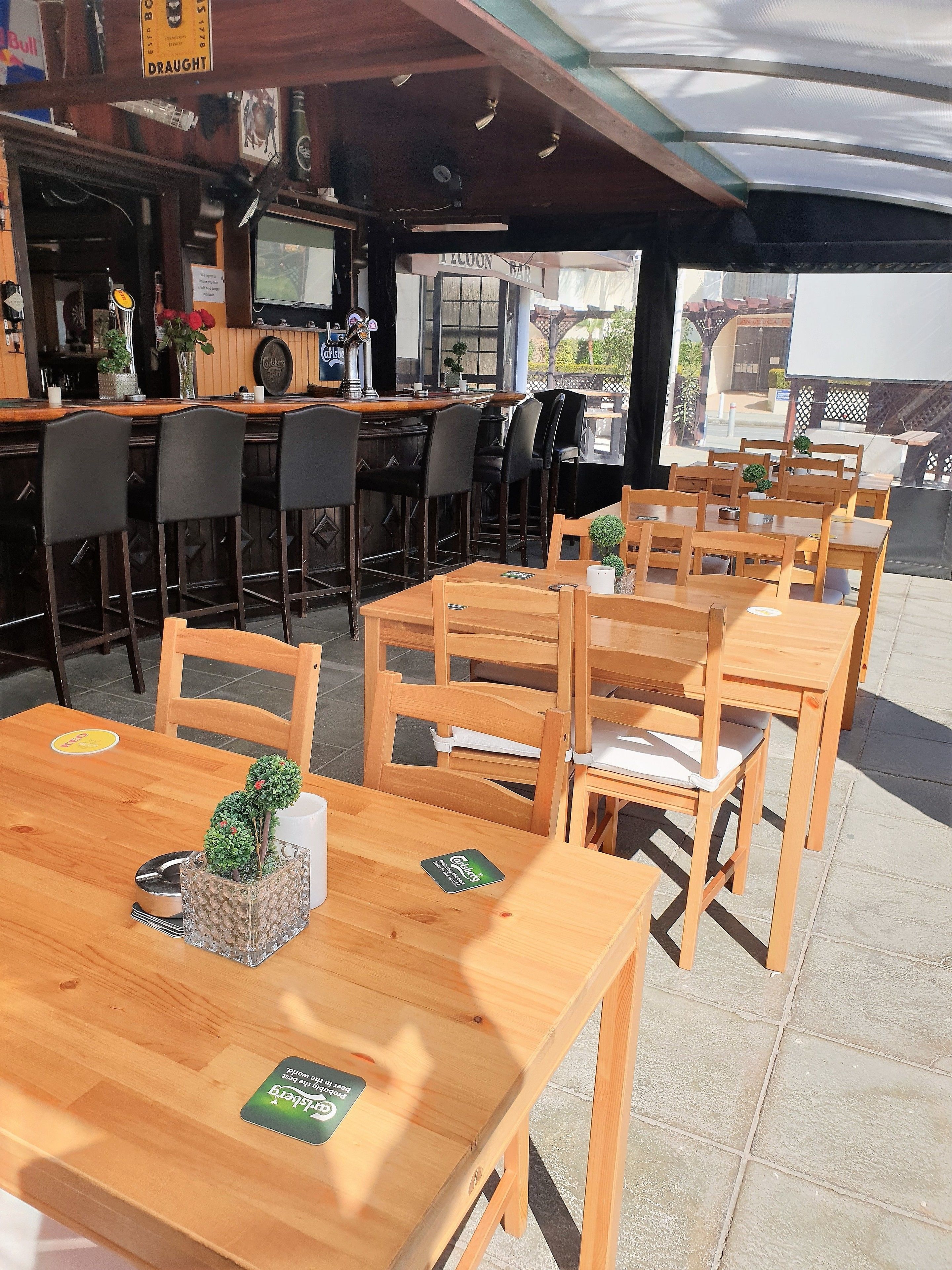 3 bares y bar junto a la piscina