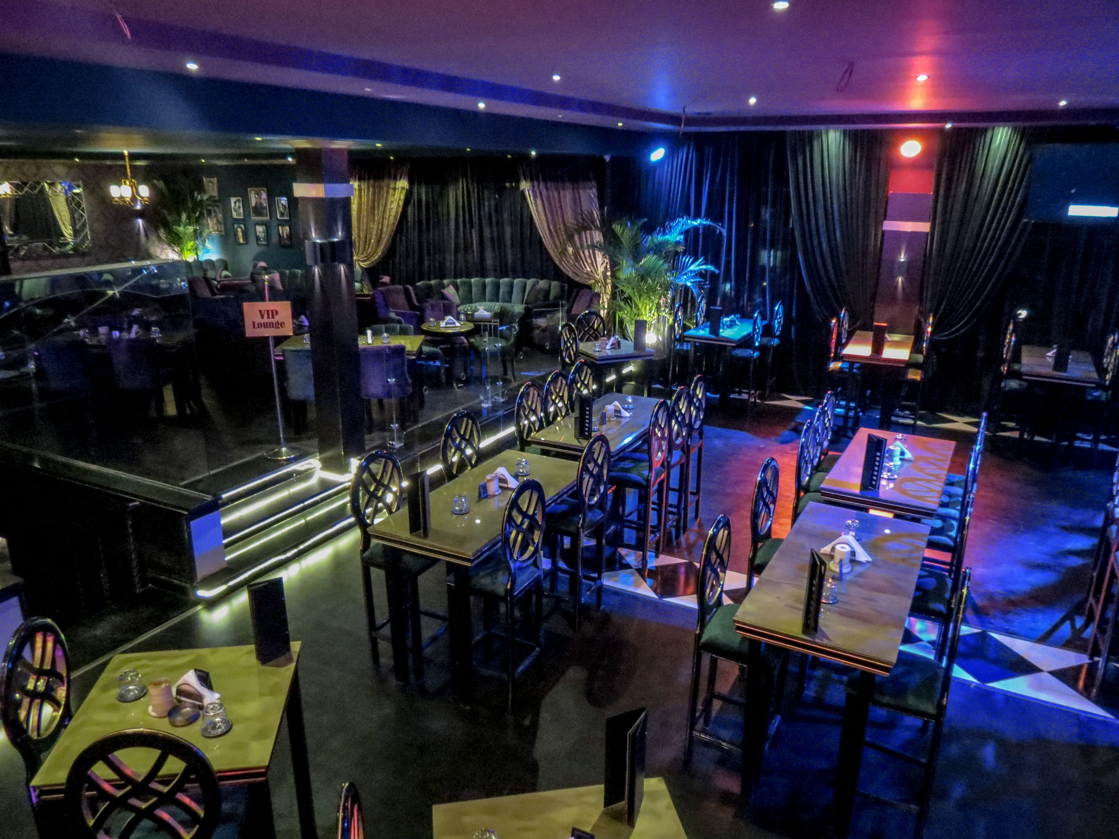 Ravintolassa on useita pöytiä ja tuoleja, baarialue sekä erillinen VIP-lounge.