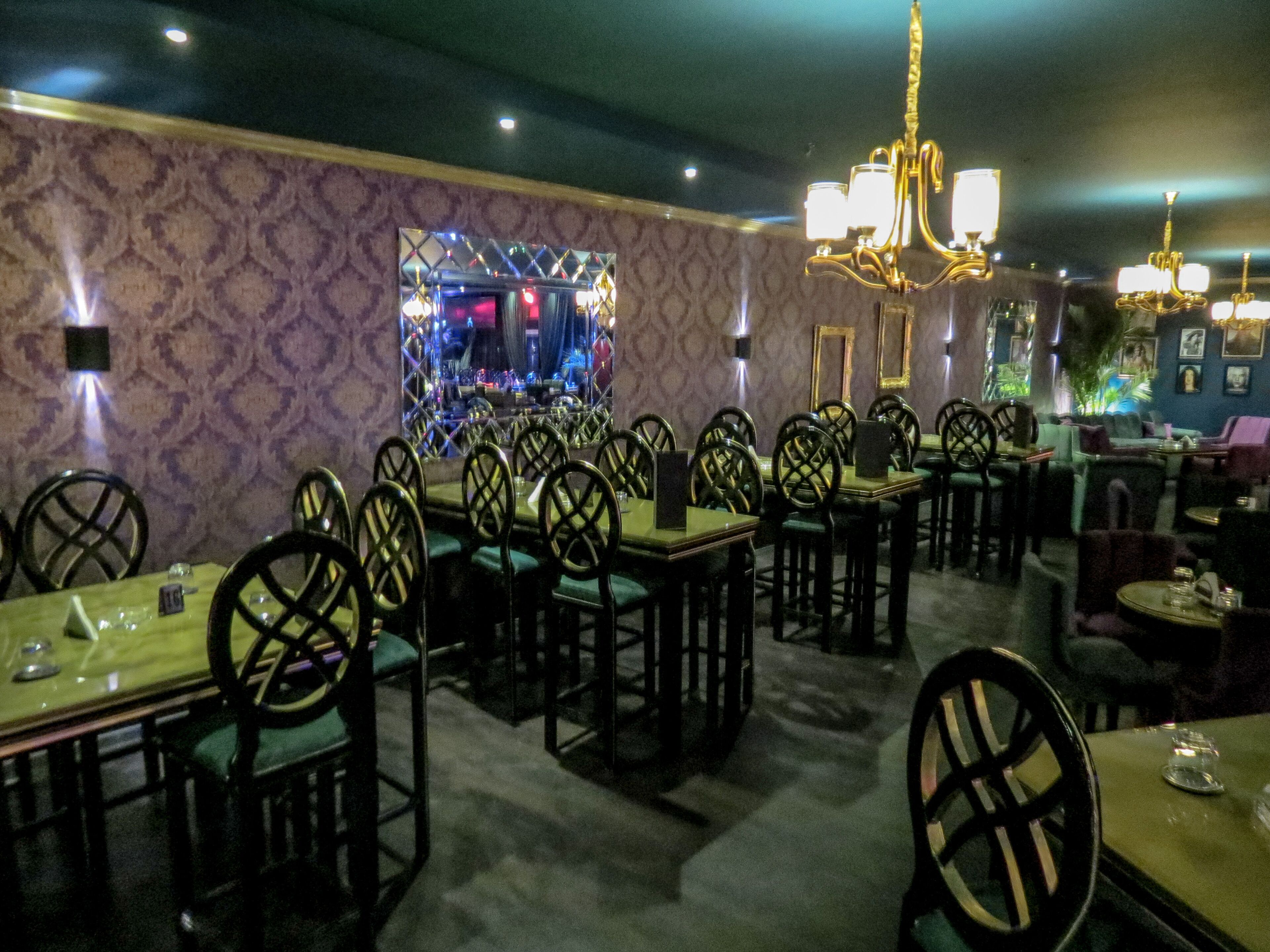 Un restaurante con mesas y sillas dispuestas para comer.