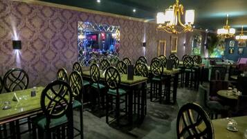 Un restaurante con mesas y sillas dispuestas para comer.