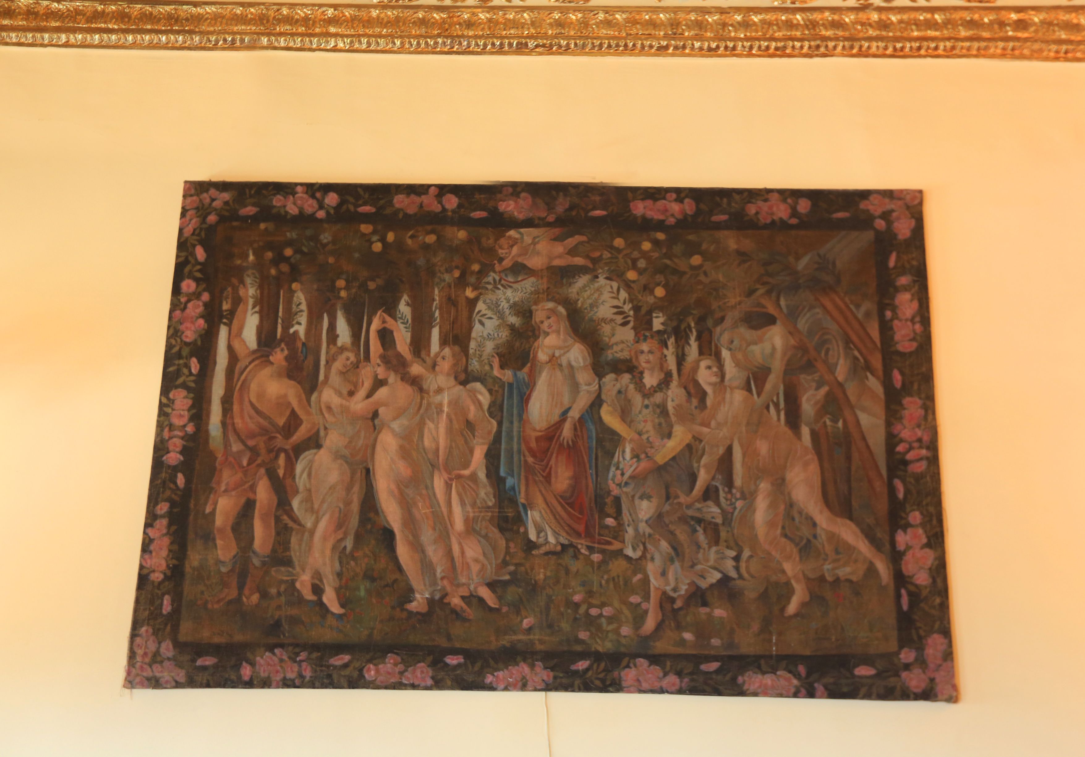 Un tableau classique représentant des figures mythologiques, encadré d’un cadre doré.