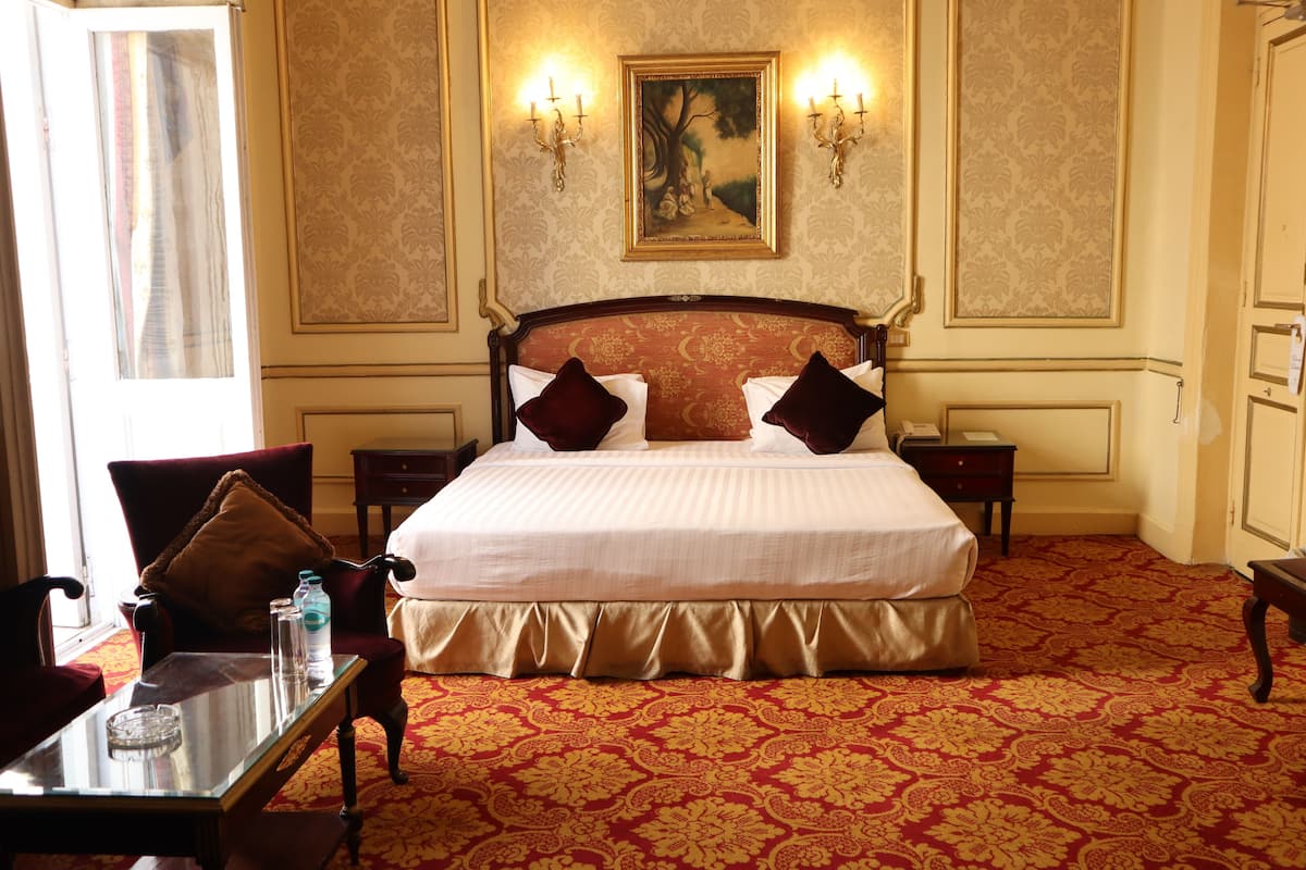 Deluxe kamer | 1 slaapkamer, een minibar, een kluis op de kamer, een bureau