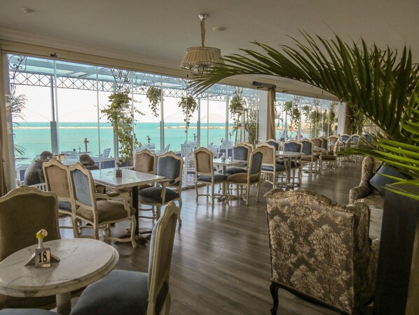 2 restaurants, spécialités Cuisine internationale