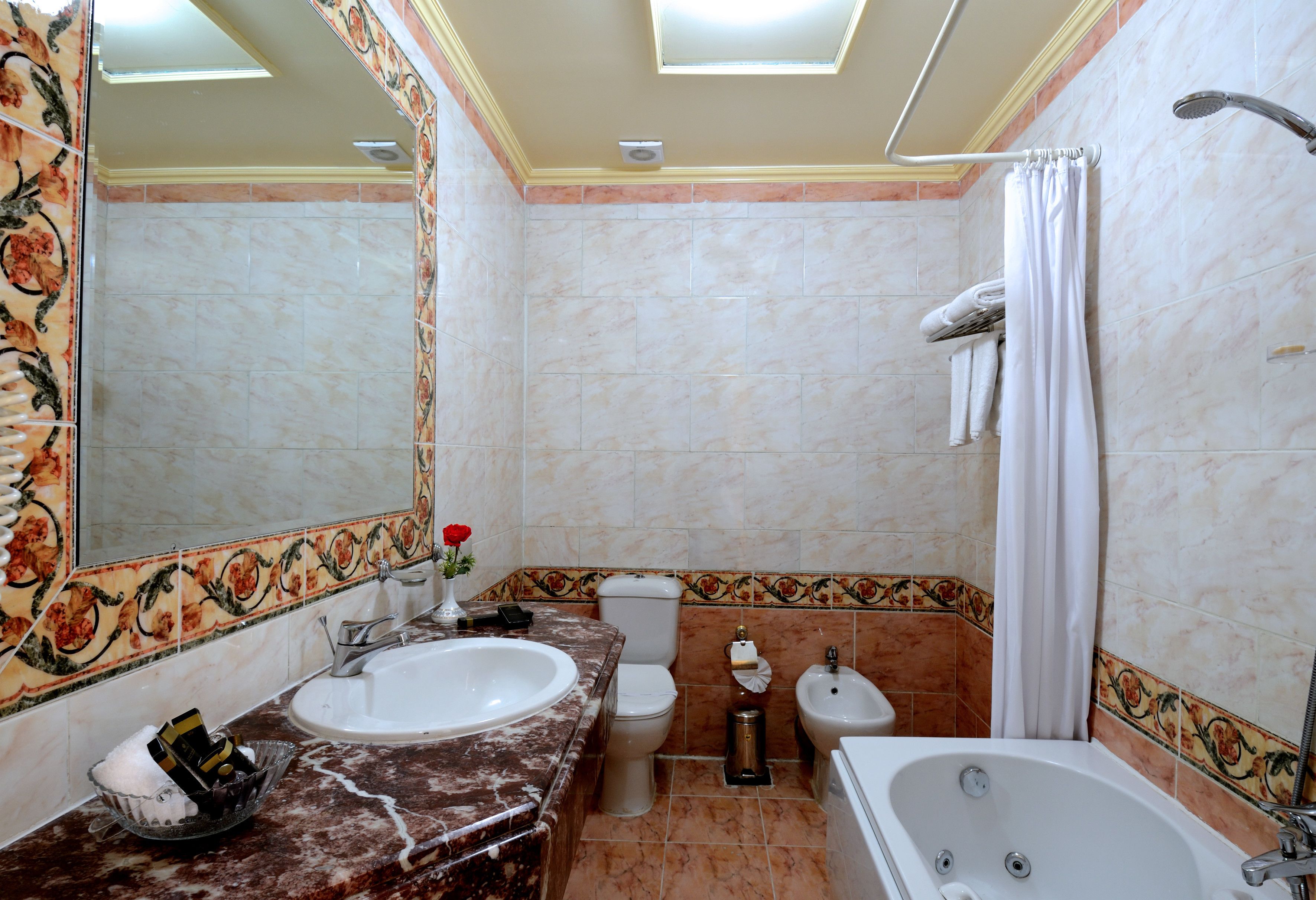 Un baño con lavamanos, inodoro, bidé y bañera.