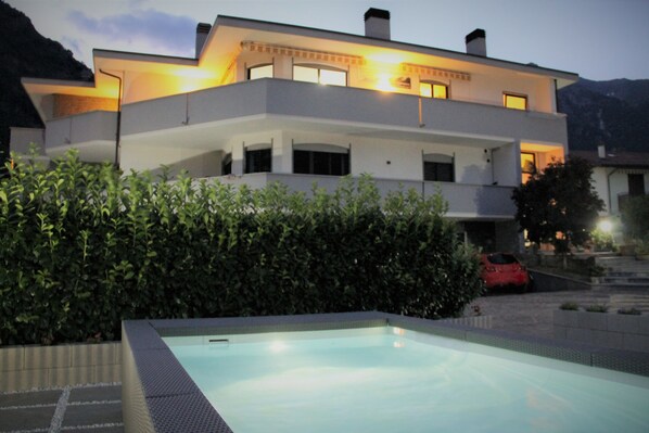 Front of property - evening/night - B&B Affittacamere Valchiavenna (Mese)