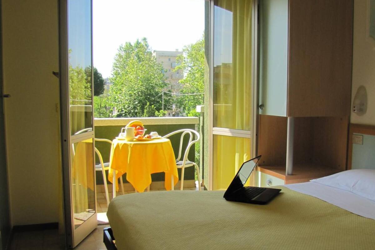 in-room safe, free wifi, bed sheets