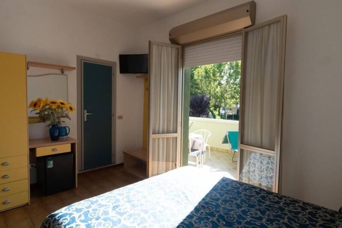 in-room safe, free wifi, bed sheets