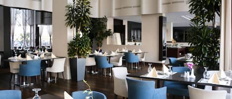 Breakfast, lunch, dinner served; international cuisine