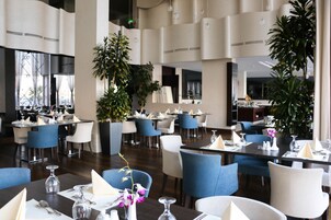 Se sirven desayunos, almuerzos y cenas; cocina internacional